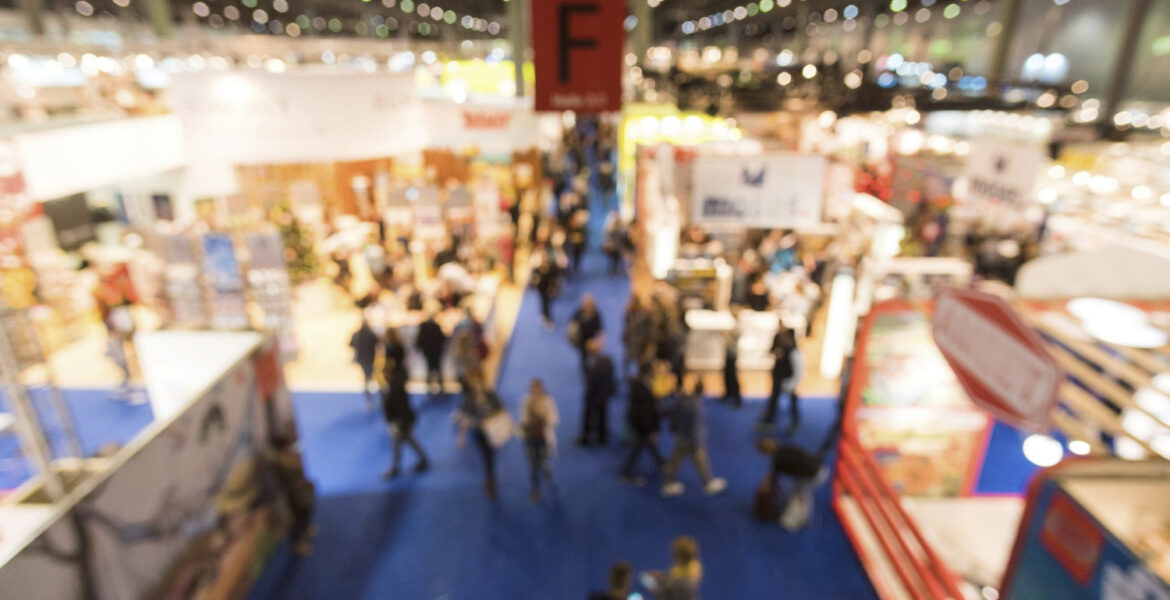 Gadżety reklamowe na targi - typowe i niecodzienne propozycje, które naprawdę działają